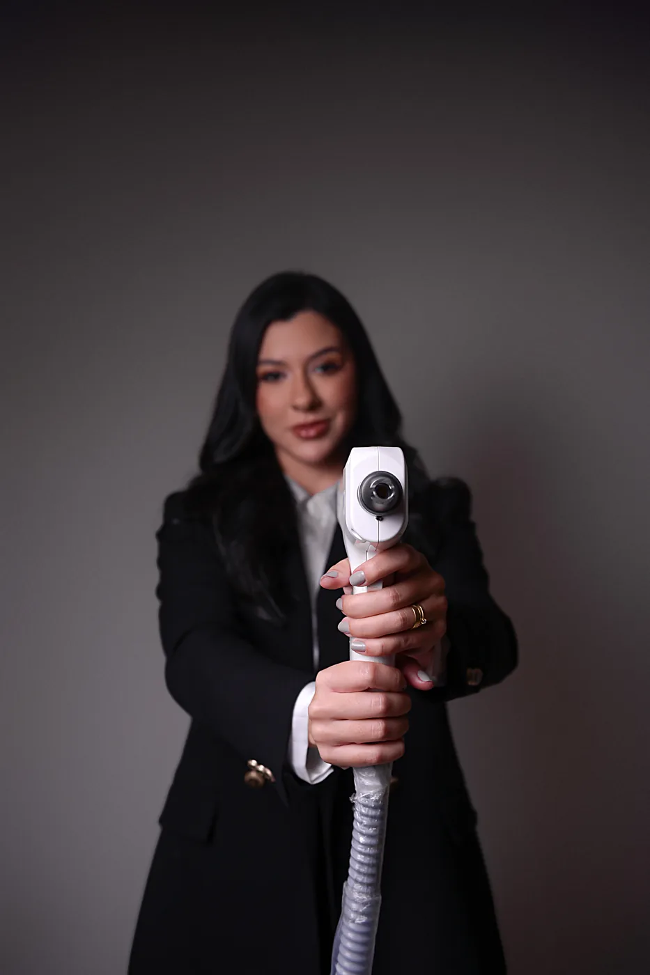 Bea, operadora certificada da Ômer, com o equipamento de laser Q-switched