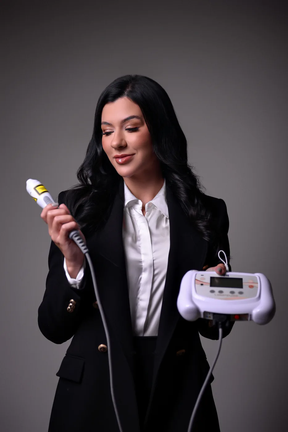 Bea, operadora certificada da Ômer, com óculos de proteção e o equipamento de laser